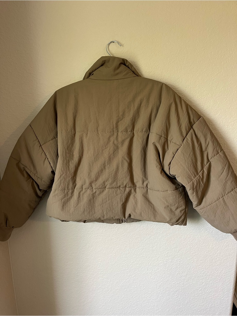 LELIS Collection Taupe Cropped Puffer Jacket Medium Neutral Zip Quilted Coat - Picture 6 of 9